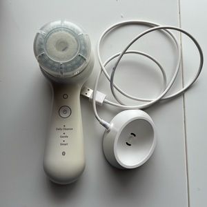 Clarisonic MIA Smart facial massage brush with charger